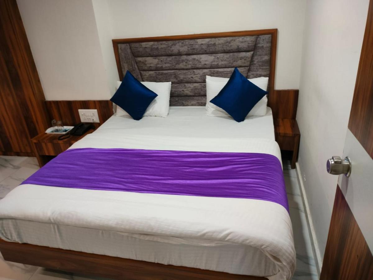 Hotel Ozone,Ахмедабад Экстерьер фото