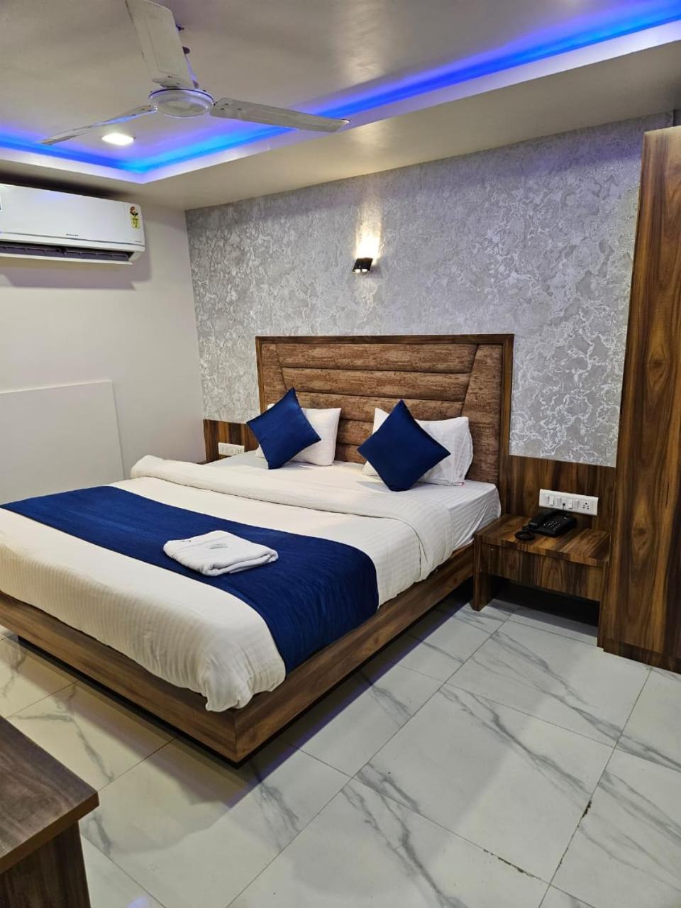 Hotel Ozone,Ахмедабад Экстерьер фото