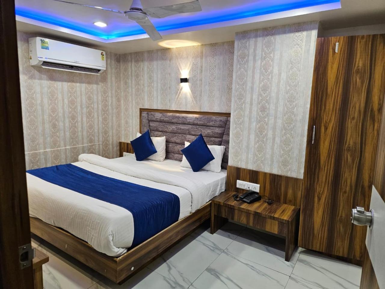 Hotel Ozone,Ахмедабад Экстерьер фото