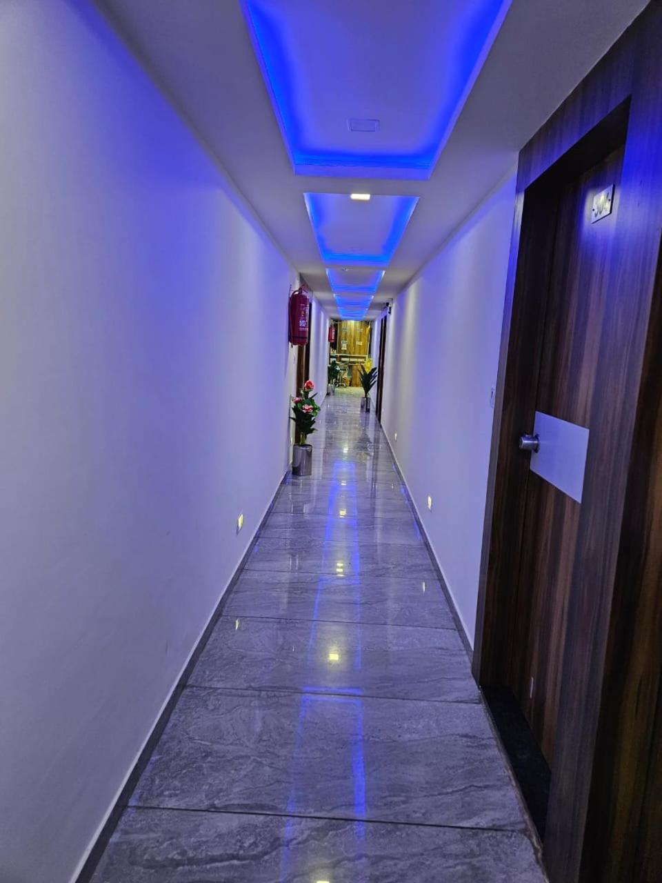 Hotel Ozone,Ахмедабад Экстерьер фото