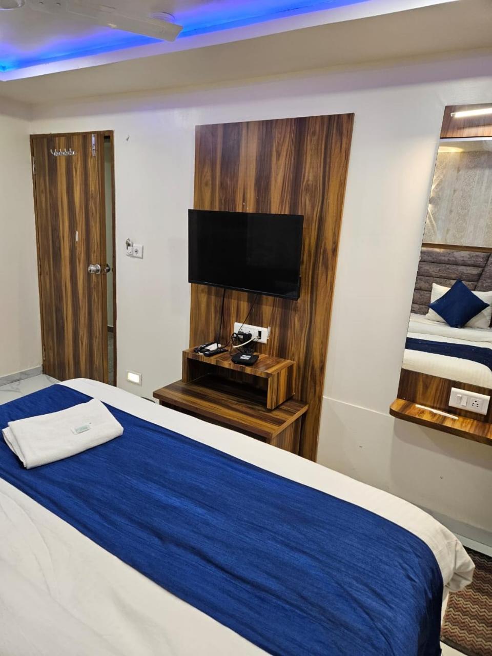 Hotel Ozone,Ахмедабад Экстерьер фото