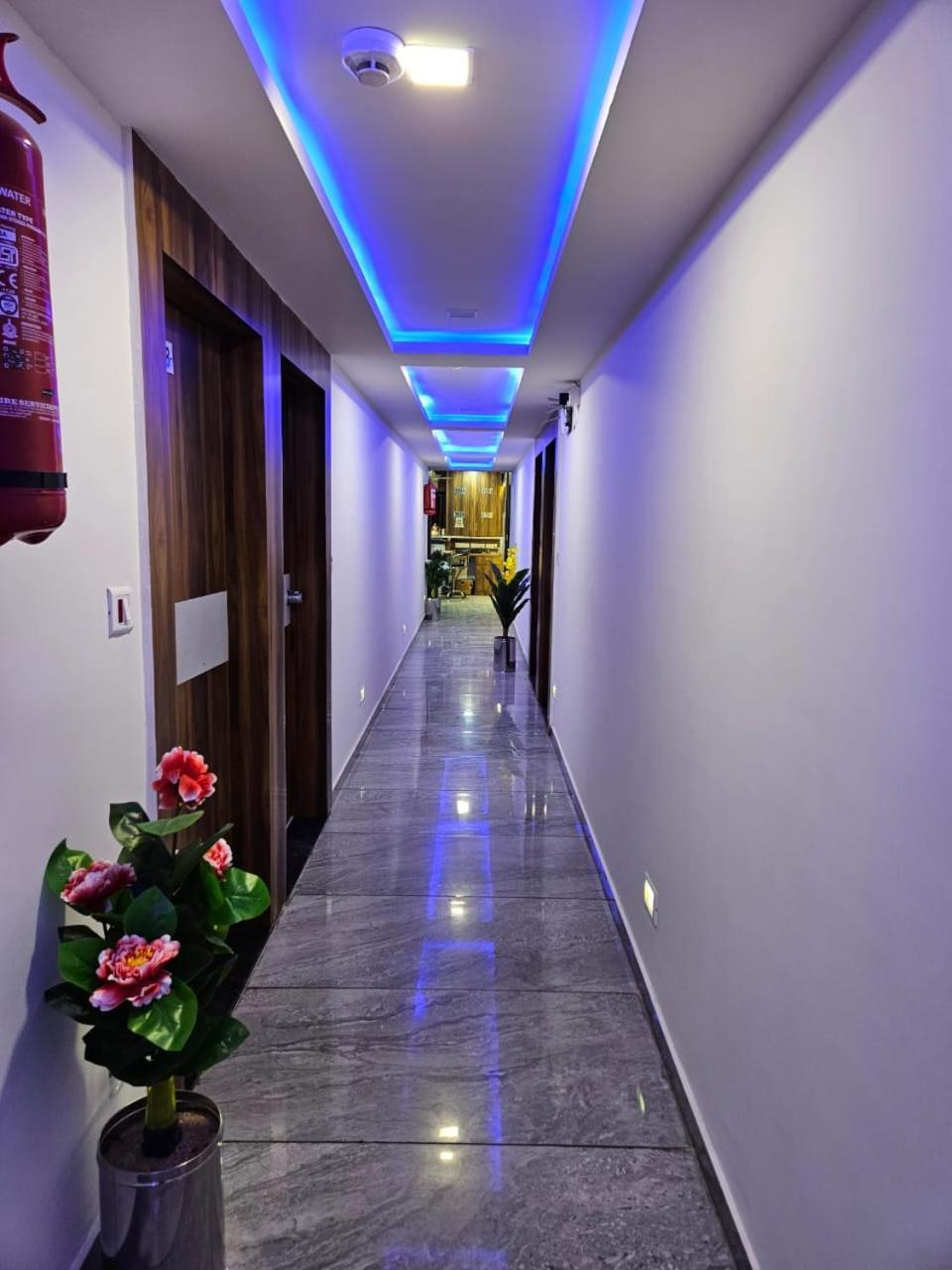 Hotel Ozone,Ахмедабад Экстерьер фото